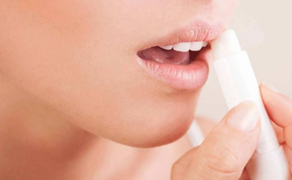 Diferencia entre un lápiz labial y un bálsamo labial
