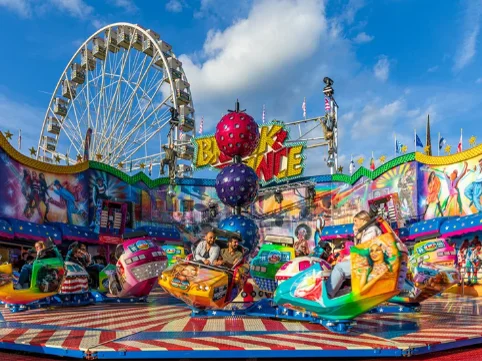 Diferencia entre un parque de atracciones y un parque temático