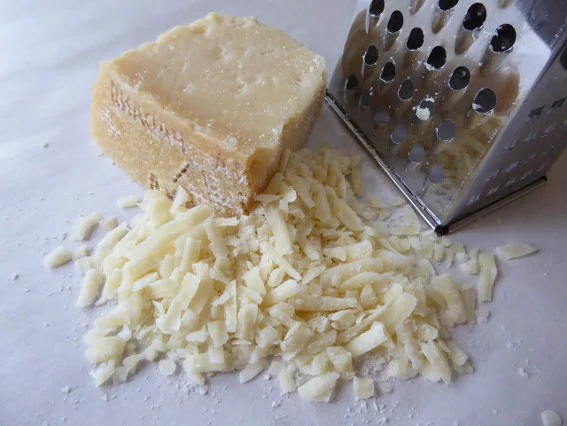 Diferencia entre queso rallado y queso en hebras