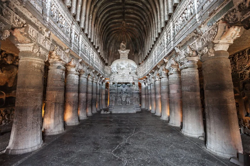 ¿Cuál es la importancia histórica de las cuevas de Ajanta?