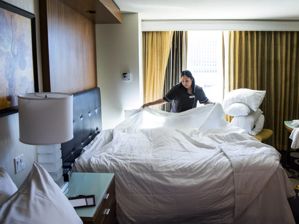 Diferencia entre el servicio de limpieza y el servicio de habitaciones