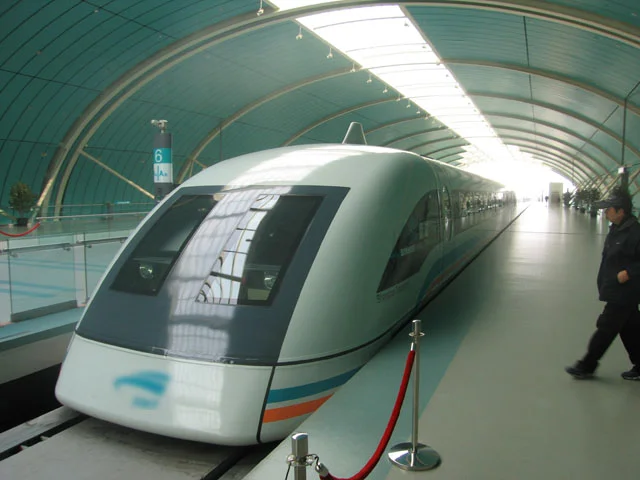 Diferencia entre el tren de levitación magnética y el tren bala