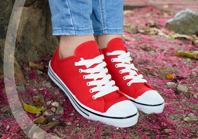 Diferencia entre zapatos de lona y zapatillas deportivas