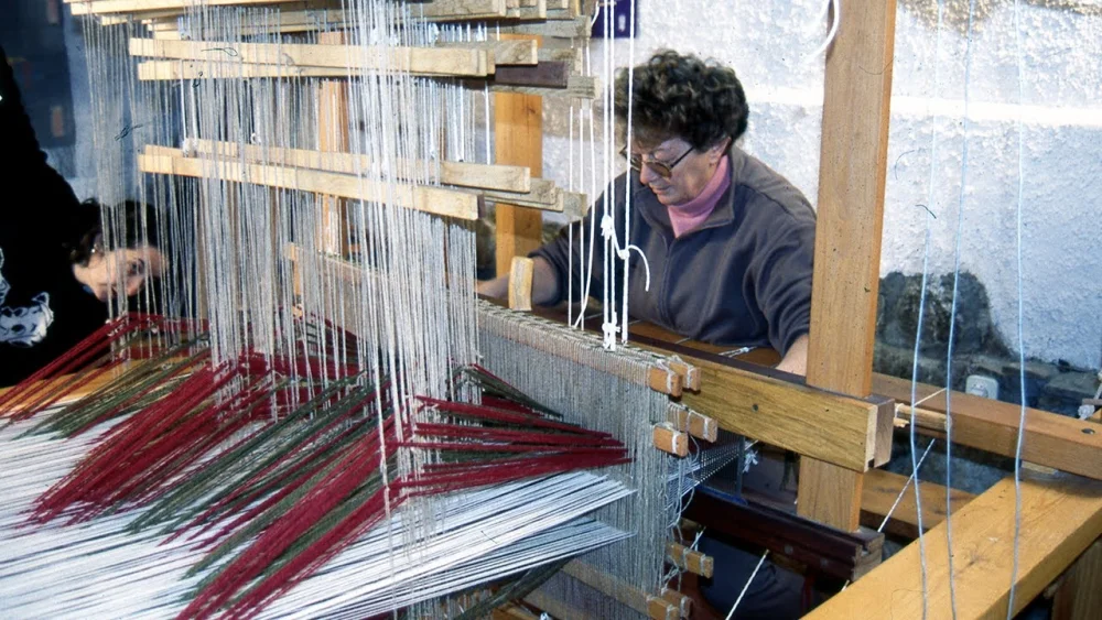 Diferencia entre telar manual y artesanía