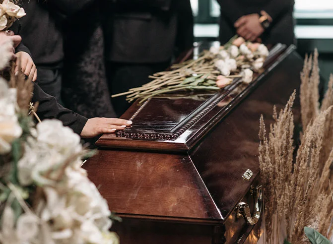 Diferencia entre un funeral y un servicio conmemorativo